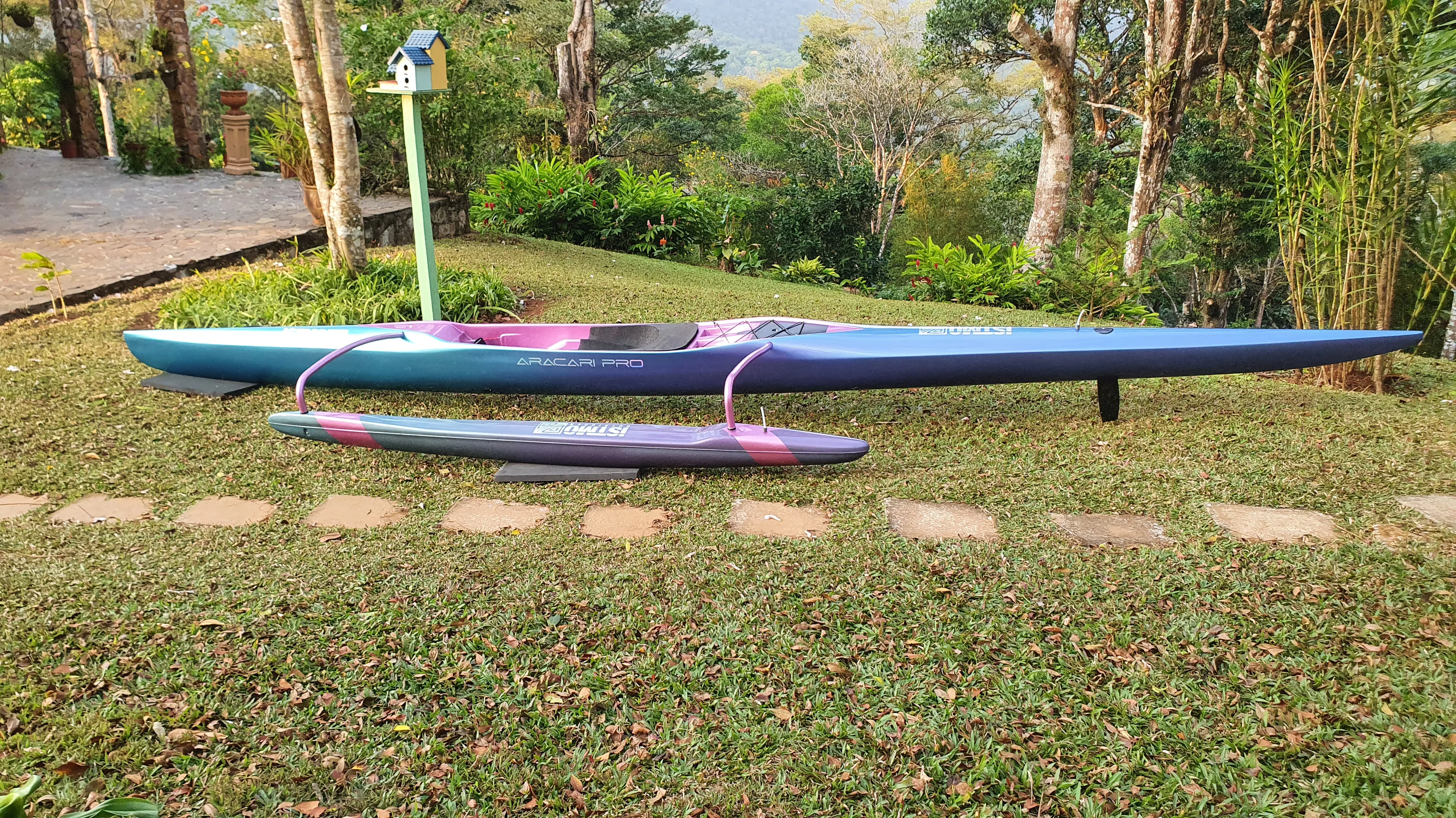Primera canoa outrigger diseñada y fabricada en Iberoamérica. Fibra de carbono, núcleo de PVC y epoxi Pro-Set. Peso promedio de los modelos Pro: 18 lb.
