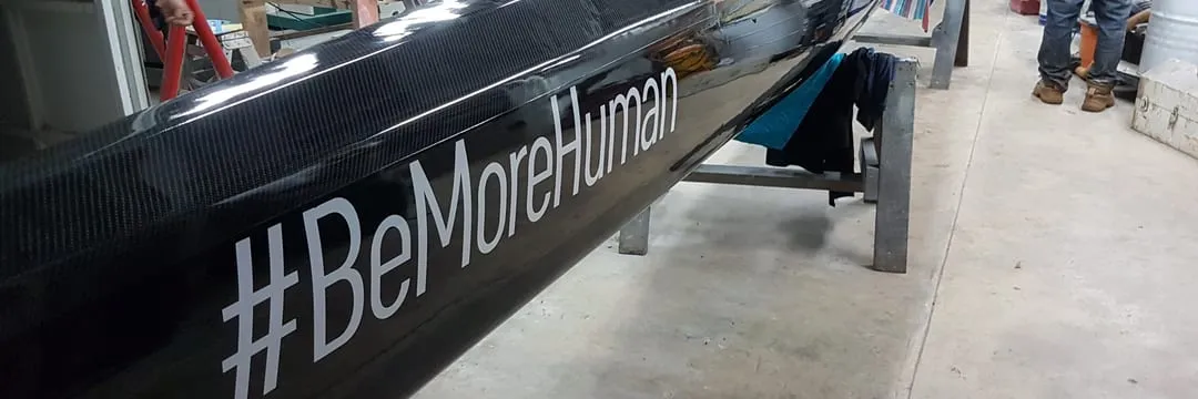 Casco de cayuco terminado en el taller, con la superficie pulida y la regala de madera.